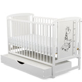 Patut din lemn bebe, 120x60 cm, Cu sertar cu capac, Din lemn de pin si mdf, Stabil si rezistent, Inaltime saltea reglabila pe 3 nivele, Laterala cu 3 bete detasabile, EN716-1, EN716-2, Alb, Babyneeds, Timmi Girafa + Saltea 8 cm