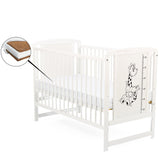 Patut din lemn bebe, 120x60 cm, Din lemn de pin si mdf, Stabil si rezistent, Inaltime saltea reglabila pe 3 nivele, Laterala cu 3 bete detasabile, EN716-1, EN716-2, Alb, Babyneeds, Timmi Girafa + Saltea 10 cm