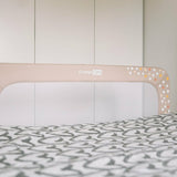 Protectie laterala pat, FreeON, Pentru bebe, Rabatabila, Instalare usoara, Dimensiune 135 x 57 cm, Little Dots, Conform cu standardul european BS7972:2001+A12009, Beige