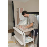 Cadita de baie cu suport, Jane, Flip Cu 2 pozitii anatomice, Cu masuta de infasat, Cu tavita si compartimente pentru accesorii, Conform cu standardele europene EN 17072:2018EN 12221:2008+A1:2013, Iris