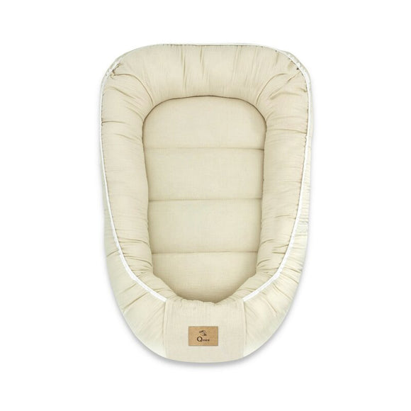 Cosulet bebelus, Qmini, Pentru dormit, Baby Nest 55 x 75 cm, Husa 100% muselina dubla, Material certificat Oeko Tex Standard 100, Warm beige