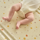 Covoras educativ, Lionelo, Zora, Din spuma XPE non-toxica, Cu doua fete, Suprafata antiderapanta, Dimensiune mare, 180x200 cm, Grosime 1.5 cm, Pliabil, Include geanta pentru transport, Bej