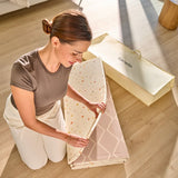 Covoras educativ, Lionelo, Zora, Din spuma XPE non-toxica, Cu doua fete, Suprafata antiderapanta, Dimensiune mare, 180x200 cm, Grosime 1.5 cm, Pliabil, Include geanta pentru transport, Bej