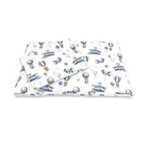 Lenjerie patut cu 5 piese, MimiNu, Cu cearceaf 120x60 cm, Pilota, Pernuta, 2 aparatori, Din bumbac certificat Oeko Tex Standard 100, Blue Plane