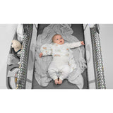 Patut pliant, Lionelo, Sven Plus, 120x60 cm, Cu doua nivele, Cu arcada jucarii, masuta de infasat, vibratii, melodii  conform cu standardele europeane de securitate EN716 si EN12221, Grey Scandi