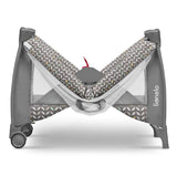 Patut pliant, Lionelo, Sven Plus, 120x60 cm, Cu doua nivele, Cu arcada jucarii, masuta de infasat, vibratii, melodii  conform cu standardele europeane de securitate EN716 si EN12221, Grey Scandi