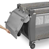 Patut pliant, Lionelo, Sven Plus, 120x60 cm, Cu doua nivele, Cu arcada jucarii, masuta de infasat, vibratii, melodii  conform cu standardele europeane de securitate EN716 si EN12221, Grey Scandi