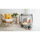 Patut pliant, Lionelo, Sven Plus, 120x60 cm, Cu doua nivele, Cu arcada jucarii, masuta de infasat, vibratii, melodii  conform cu standardele europeane de securitate EN716 si EN12221, Grey Scandi