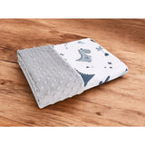 Paturica pufoasa, MimiNu, Cu doua fete, Dimensiune 75x100 cm, Din tesatura minky si bumbac, Materiale certificate Oeko Tex Standard 100, Dino Granat