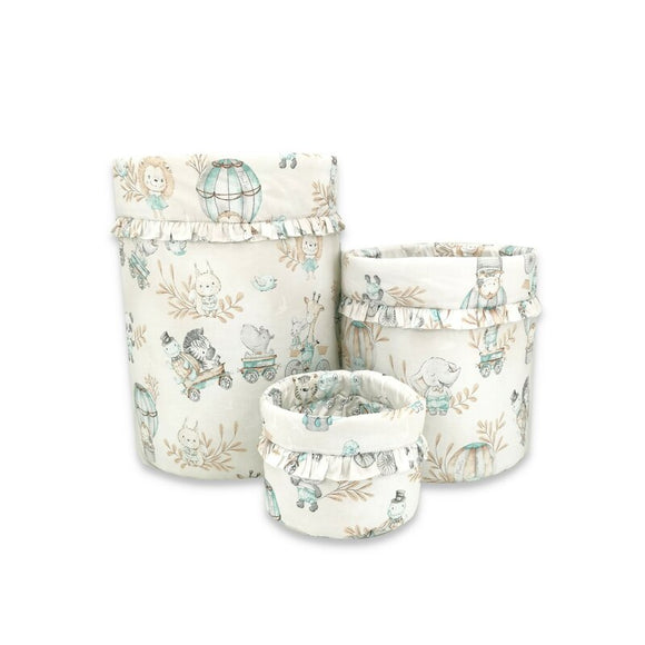 Cutie depozitare jucarii, MimiNu, Set 3 cosuri rotunde cu dimensiuni generoase pentru jucarii, Cu volanase, Dimensiuni 50x35 cm, 35x30 cm, 19x23 cm, Din bumbac certificat Oeko Tex Standard 100, Design, Zoo on Bikes Nugat