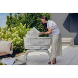 Patut balansoar, Lionelo, Coral, Cu landou ergonomic detasabil, Functie de balansare integrata, Functie de cantar, Sunete si cantece de leagan, Cu roti, Panou tactil sau telecomanda, 0-9 kg, EN 1130:2019+AC:2020,EN 16890:2017+A1:2021, Alb