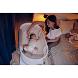 Patut balansoar, Lionelo, Coral, Cu landou ergonomic detasabil, Functie de balansare integrata, Functie de cantar, Sunete si cantece de leagan, Cu roti, Panou tactil sau telecomanda, 0-9 kg, EN 1130:2019+AC:2020,EN 16890:2017+A1:2021, Alb