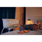 Patut balansoar, Lionelo, Coral, Cu landou ergonomic detasabil, Functie de balansare integrata, Functie de cantar, Sunete si cantece de leagan, Cu roti, Panou tactil sau telecomanda, 0-9 kg, EN 1130:2019+AC:2020,EN 16890:2017+A1:2021, Alb