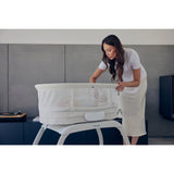 Patut balansoar, Lionelo, Coral, Cu landou ergonomic detasabil, Functie de balansare integrata, Functie de cantar, Sunete si cantece de leagan, Cu roti, Panou tactil sau telecomanda, 0-9 kg, EN 1130:2019+AC:2020,EN 16890:2017+A1:2021, Alb