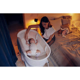 Patut balansoar, Lionelo, Coral, Cu landou ergonomic detasabil, Functie de balansare integrata, Functie de cantar, Sunete si cantece de leagan, Cu roti, Panou tactil sau telecomanda, 0-9 kg, EN 1130:2019+AC:2020,EN 16890:2017+A1:2021, Alb