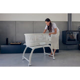 Patut balansoar, Lionelo, Coral, Cu landou ergonomic detasabil, Functie de balansare integrata, Functie de cantar, Sunete si cantece de leagan, Cu roti, Panou tactil sau telecomanda, 0-9 kg, EN 1130:2019+AC:2020,EN 16890:2017+A1:2021, Alb