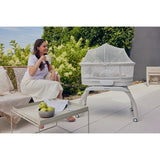 Patut balansoar, Lionelo, Coral, Cu landou ergonomic detasabil, Functie de balansare integrata, Functie de cantar, Sunete si cantece de leagan, Cu roti, Panou tactil sau telecomanda, 0-9 kg, EN 1130:2019+AC:2020,EN 16890:2017+A1:2021, Alb