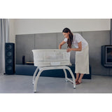 Patut balansoar, Lionelo, Coral, Cu landou ergonomic detasabil, Functie de balansare integrata, Functie de cantar, Sunete si cantece de leagan, Cu roti, Panou tactil sau telecomanda, 0-9 kg, EN 1130:2019+AC:2020,EN 16890:2017+A1:2021, Alb