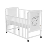 Patut din lemn bebe, 120x60 cm, Cu laterala culisanta, Din lemn de pin si mdf, Stabil si rezistent, Inaltime saltea reglabila pe 3 nivele, Laterala cu 3 bete detasabile, EN716-1, EN716-2, Alb, Qmini, Timmi Elephant + Saltea 10 cm