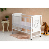Patut din lemn bebe, 120x60 cm, Cu laterala culisanta, Din lemn de pin si mdf, Stabil si rezistent, Inaltime saltea reglabila pe 3 nivele, Laterala cu 3 bete detasabile, EN716-1, EN716-2, Alb, Qmini, Timmi Elephant + Saltea 10 cm