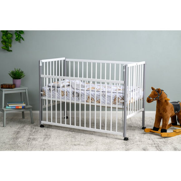 Patut din lemn bebe, 120x60 cm, Cu laterala culisanta, Din lemn de pin, Stabil si rezistent, Inaltime saltea reglabila pe 3 nivele, Laterala cu 3 bete detasabile, EN716-1, EN716-2, Alb, Qmini, Maya