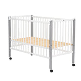 Patut din lemn bebe, 120x60 cm, Cu laterala culisanta, Din lemn de pin, Stabil si rezistent, Inaltime saltea reglabila pe 3 nivele, Laterala cu 3 bete detasabile, EN716-1, EN716-2, Alb, Qmini, Maya + Saltea 10 cm