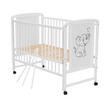 Patut din lemn bebe, 120x60 cm, Cu laterala culisanta, Din lemn de pin si mdf, Stabil si rezistent, Inaltime saltea reglabila pe 3 nivele, Laterala cu 3 bete detasabile, EN716-1, EN716-2, Alb, Qmini, Timmi Elephant + Saltea 10 cm