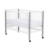 Patut din lemn bebe, 120x60 cm, Cu laterala culisanta, Din lemn de pin, Stabil si rezistent, Inaltime saltea reglabila pe 3 nivele, Laterala cu 3 bete detasabile, EN716-1, EN716-2, Alb, Qmini, Maya + Saltea 12 cm