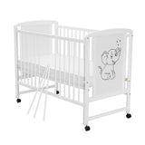 Patut din lemn bebe, 120x60 cm, Cu laterala culisanta, Din lemn de pin si mdf, Stabil si rezistent, Inaltime saltea reglabila pe 3 nivele, Laterala cu 3 bete detasabile, EN716-1, EN716-2, Alb, Qmini, Timmi Elephant + Saltea 10 cm