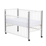 Patut din lemn bebe, 120x60 cm, Cu laterala culisanta, Din lemn de pin, Stabil si rezistent, Inaltime saltea reglabila pe 3 nivele, Laterala cu 3 bete detasabile, EN716-1, EN716-2, Alb, Qmini, Maya + Saltea 10 cm