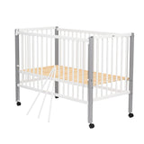 Patut din lemn bebe, 120x60 cm, Cu laterala culisanta, Din lemn de pin, Stabil si rezistent, Inaltime saltea reglabila pe 3 nivele, Laterala cu 3 bete detasabile, EN716-1, EN716-2, Alb, Qmini, Maya + Saltea 10 cm