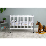 Patut din lemn bebe, 120x60 cm, Cu laterala culisanta, Din lemn de pin, Stabil si rezistent, Inaltime saltea reglabila pe 3 nivele, Laterala cu 3 bete detasabile, EN716-1, EN716-2, Alb, Qmini, Maya + Saltea 10 cm