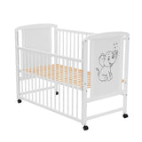 Patut din lemn bebe, 120x60 cm, Cu laterala culisanta, Din lemn de pin si mdf, Stabil si rezistent, Inaltime saltea reglabila pe 3 nivele, Laterala cu 3 bete detasabile, EN716-1, EN716-2, Alb, Qmini, Timmi Elephant