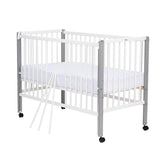 Patut din lemn bebe, 120x60 cm, Cu laterala culisanta, Din lemn de pin, Stabil si rezistent, Inaltime saltea reglabila pe 3 nivele, Laterala cu 3 bete detasabile, EN716-1, EN716-2, Alb, Qmini, Maya + Saltea 8 cm