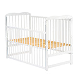 Patut din lemn bebe, 120x60 cm, Cu laterala culisanta, Din lemn de pin, Stabil si rezistent, Inaltime saltea reglabila pe 3 nivele, Laterala cu 3 bete detasabile, EN716-1, EN716-2, Alb, Qmini, Agata + Saltea 8 cm