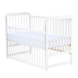 Patut din lemn bebe, 120x60 cm, Cu laterala culisanta, Din lemn de pin, Stabil si rezistent, Inaltime saltea reglabila pe 3 nivele, Laterala cu 3 bete detasabile, EN716-1, EN716-2, Alb, Qmini, Agata + Saltea 12 cm