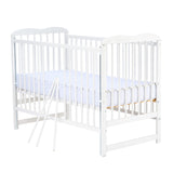 Patut din lemn bebe, 120x60 cm, Cu laterala culisanta, Din lemn de pin, Stabil si rezistent, Inaltime saltea reglabila pe 3 nivele, Laterala cu 3 bete detasabile, EN716-1, EN716-2, Alb, Qmini, Agata + Saltea 12 cm
