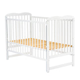 Patut din lemn bebe, 120x60 cm, Cu laterala culisanta, Din lemn de pin, Stabil si rezistent, Inaltime saltea reglabila pe 3 nivele, Laterala cu 3 bete detasabile, EN716-1, EN716-2, Alb, Qmini, Agata + Saltea 10 cm