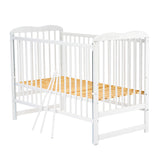 Patut din lemn bebe, 120x60 cm, Cu laterala culisanta, Din lemn de pin, Stabil si rezistent, Inaltime saltea reglabila pe 3 nivele, Laterala cu 3 bete detasabile, EN716-1, EN716-2, Alb, Qmini, Agata + Saltea 12 cm
