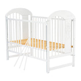 Patut din lemn bebe, 120x60 cm, Cu laterala culisanta, Din lemn de pin, Stabil si rezistent, Inaltime saltea reglabila pe 3 nivele, Laterala cu 3 bete detasabile, EN716-1, EN716-2, Alb, Qmini, Julia II, Elefantel + Saltea 8 cm