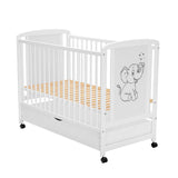 Patut din lemn bebe, 120x60 cm, Cu sertar, Din lemn de pin si mdf, Stabil si rezistent, Inaltime saltea reglabila pe 3 nivele, Laterala cu 3 bete detasabile, EN716-1, EN716-2, Alb, Qmini, Timmi Elephant