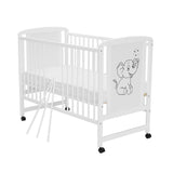 Patut din lemn bebe, 120x60 cm, Din lemn de pin si mdf, Stabil si rezistent, Inaltime saltea reglabila pe 3 nivele, Laterala cu 3 bete detasabile, EN716-1, EN716-2, Alb, Qmini, Timmi Elephant + Saltea 10 cm