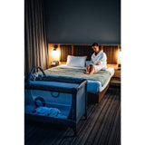 Patut pliant, Lionelo, Flower, Cu doua nivele, Cu arcada, Geanta transport, Masuta de infasat, Bara cu jucarii, Fereastra laterala, 120x60 cm, Conform cu standardele europeane de securitate EN 716 si EN12221, Cappuccino