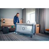 Patut pliant, Lionelo, Flower, Cu doua nivele, Cu arcada, Geanta transport, Masuta de infasat, Bara cu jucarii, Fereastra laterala, 120x60 cm, Conform cu standardele europeane de securitate EN 716 si EN12221, Verde