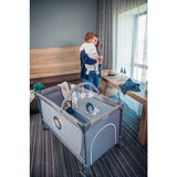 Patut pliant, Lionelo, Flower, Cu doua nivele, Cu arcada, Geanta transport, Masuta de infasat, Bara cu jucarii, Fereastra laterala, 120x60 cm, Conform cu standardele europeane de securitate EN 716 si EN12221, Verde