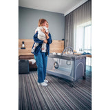 Patut pliant, Lionelo, Flower, Cu doua nivele, Cu arcada, Geanta transport, Masuta de infasat, Bara cu jucarii, Fereastra laterala, 120x60 cm, Conform cu standardele europeane de securitate EN 716 si EN12221, Verde