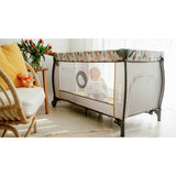 Patut pliant, Lionelo, Sven Plus, 120x60 cm, Cu doua nivele, Cu arcada jucarii, masuta de infasat, vibratii, melodii, conform cu standardele europeane de securitate EN716 si EN12221, Bej Latte