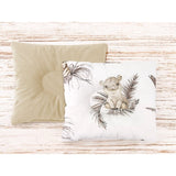 Perna bebelus, MimiNu, Profilata, Cu doua fete, Cu functie anti-soc, Pufoasa, Din catifea si bumbac, Materiale certificate Oeko Tex Standard 100, 23x26 cm, Savanna