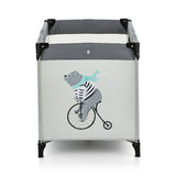 Patut pliant, Petite&Mars, Nyja Teddy Biker, Cu un nivel, Cu intrare laterala cu fermoar, 2 roti, 120x60 cm, Conform cu standardele europene de securitate EN 716-1:207+AC:2019, EN 716-2:2017, EN 71-3:2019, Grey