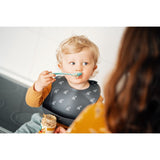 Baveta moale, Petite&Mars, Sam, Din silicon, Cu rezervor, Fara BPA, PVC si Ftalati, Dealuri Gri